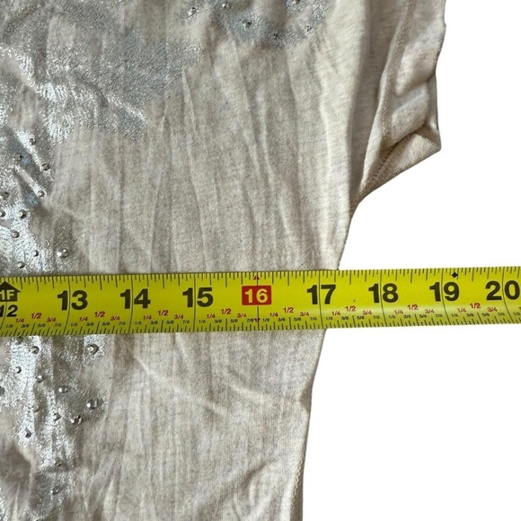 Seven7 Silver Graphic V-Neck Tee – Size Small
Lightweight gray tee - Picture 4 of 5